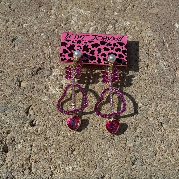 EARRINGS! Betsey Johnson Pink Heart and Arrow Drop Earrings BNWT - Picture 5 of 6